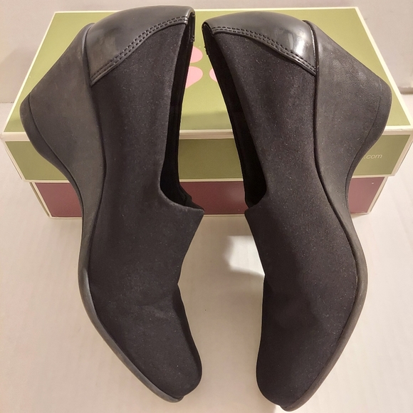 Naturalizer Kismet Black Stretch Shoes - Picture 6 of 14